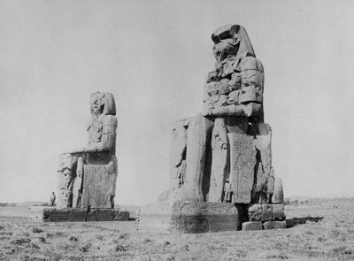 Die Kolosse von Amenophis III und der Koloss von Memnon von English Photographer